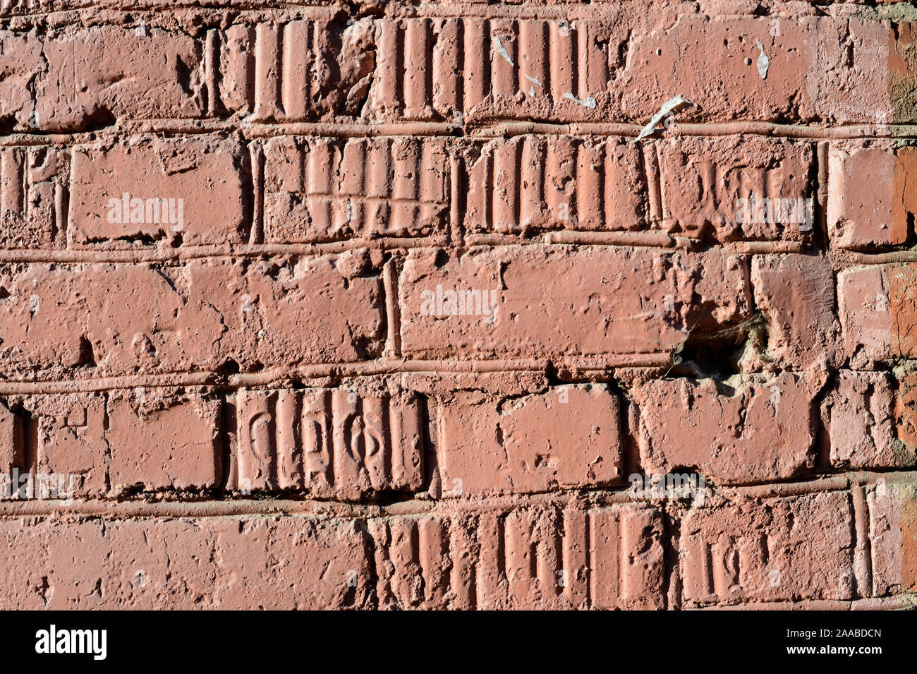 Weathered vecchio muro di mattoni dipinto di vernice marrone. Sfondo astratto Foto Stock