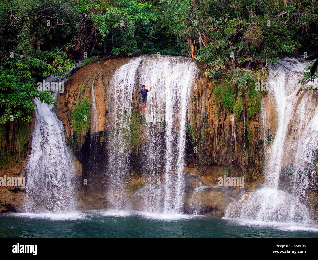 Jumping Man, Sai Yok Noi cade, Kanchanaburi Thailandia Foto Stock