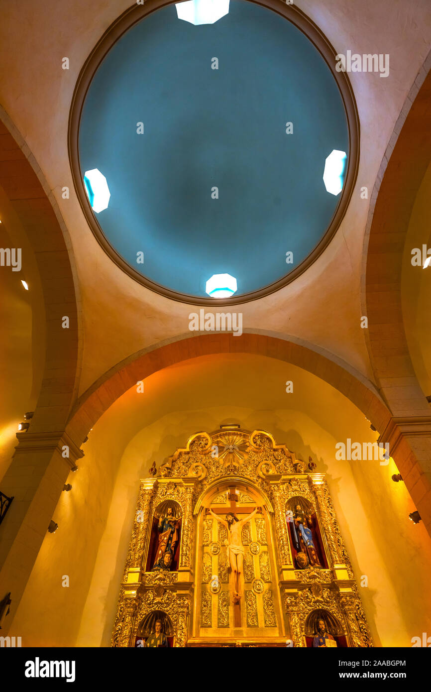 Golden Altare Basilica Gesù Cristo Crocifissione Mark Matteo Luca e Giovanni Vangelo scrittori cupola blu San Fernando Cathedral San Antonio Texas. Costruito in Foto Stock