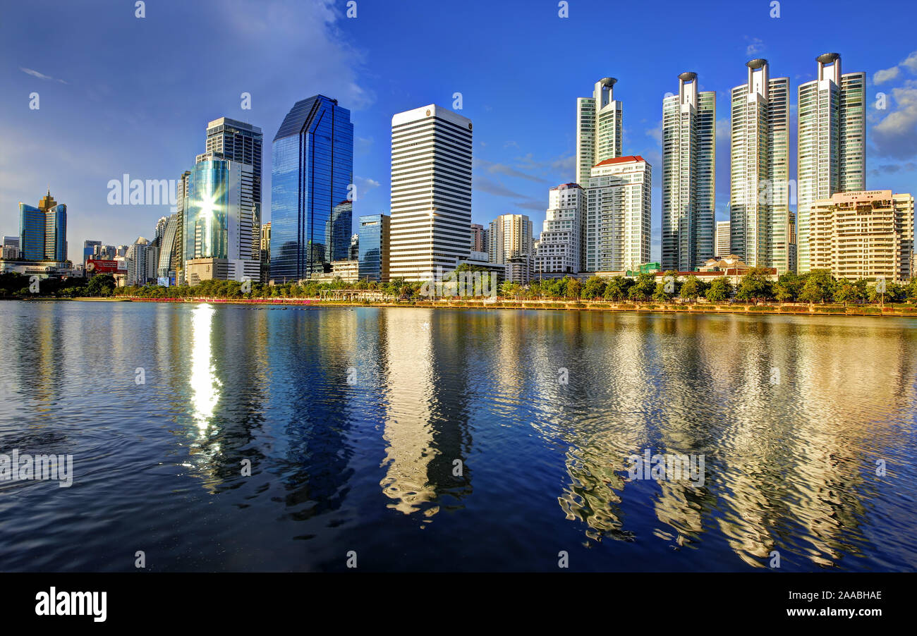 Riflessioni sul lago in Ratchada Benjakiti Park, Cityscape, Bangkok Foto Stock