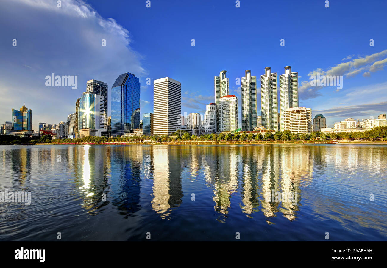 Riflessioni sul lago in Ratchada Benjakiti Park, Cityscape, Bangkok Foto Stock