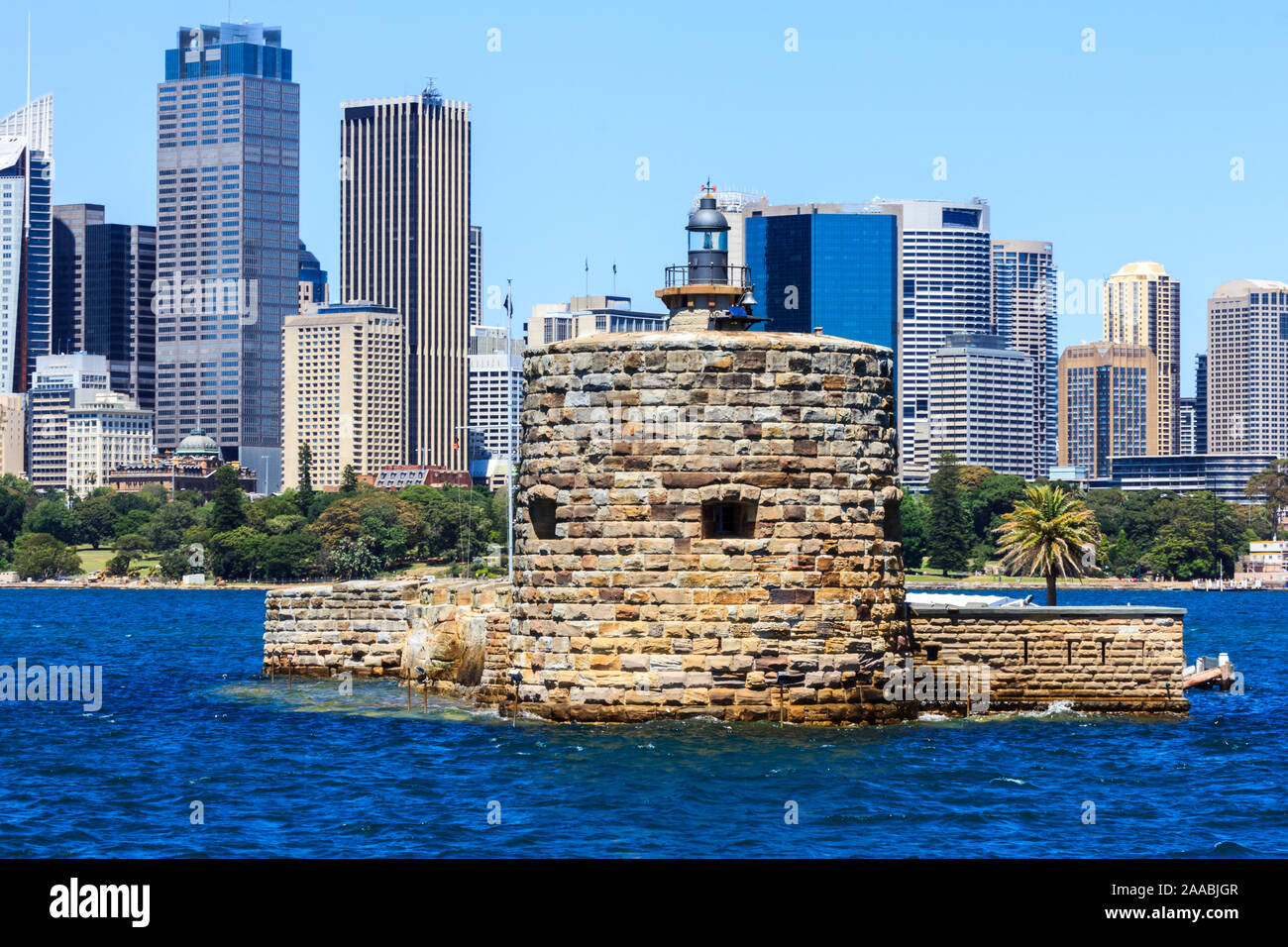 Fort Denison nel porto di Sydney con la dal Quartiere Centrale d'affari in background Foto Stock
