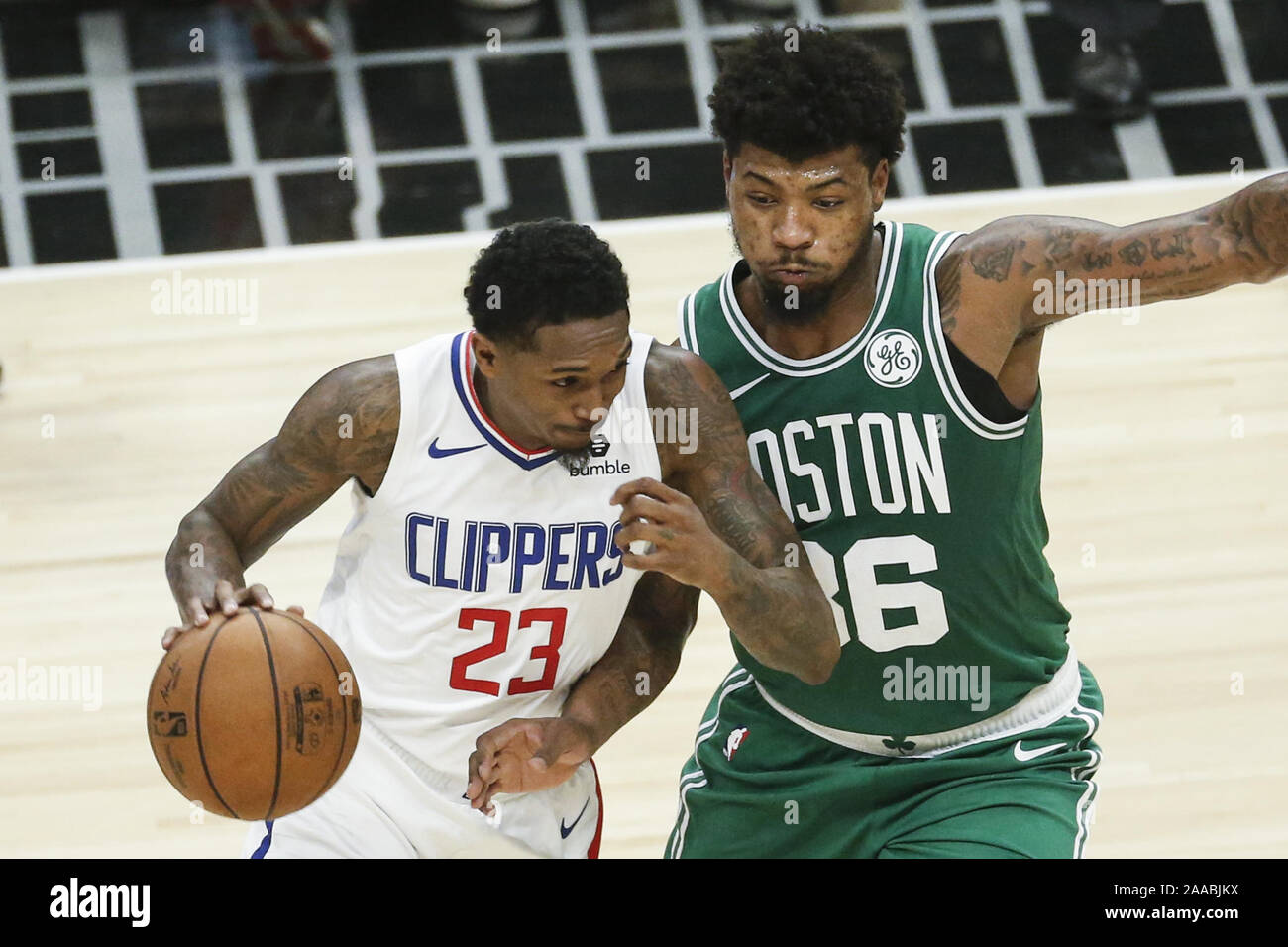 Los Angeles, California, USA. Xx Nov, 2019. Los Angeles Clippers' Lou Williams (23) aziona contro Boston Celtics' Marcus Smart (36) durante un'NBA Basketball gioco tra Los Angeles Clippers e Boston Celtics, mercoledì, nov. 20, 2019 a Los Angeles. Credito: Ringo Chiu/ZUMA filo/Alamy Live News Foto Stock