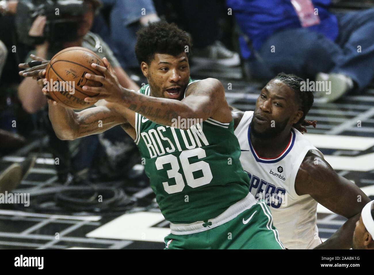 Los Angeles, California, USA. Xx Nov, 2019. Boston Celtics' Marcus Smart (36) afferra un rimbalzo contro Los Angeles Clippers' Montrezl Harrell (5) durante un'NBA Basketball gioco tra Los Angeles Clippers e Boston Celtics, mercoledì, nov. 20, 2019 a Los Angeles. Credito: Ringo Chiu/ZUMA filo/Alamy Live News Foto Stock