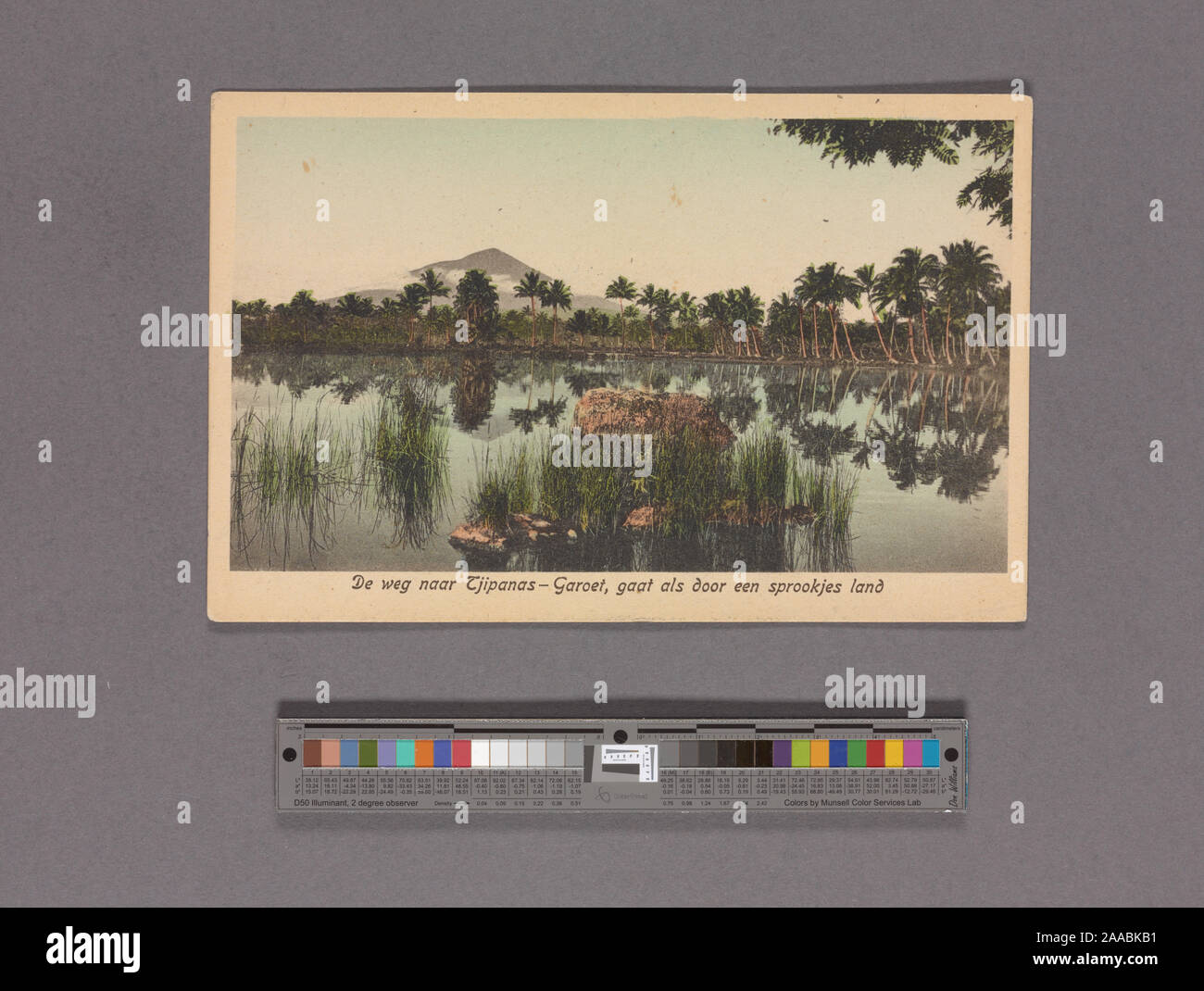 Editore logo sul tergo: sigla W. & S. H. racchiuse in un triangolo capovolto. Stampato sul tergo: Uitgave van het boekendepot te Garoet.; De weg naar Tjipanas-Garoet, gaat porta als een sprookjes terra. Foto Stock