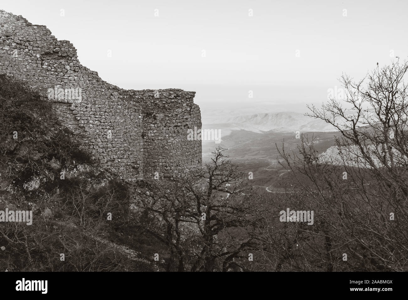 Resti dell antica fortezza di Chirag Gala sulla cima della montagna, situato in Azerbaigian Foto Stock