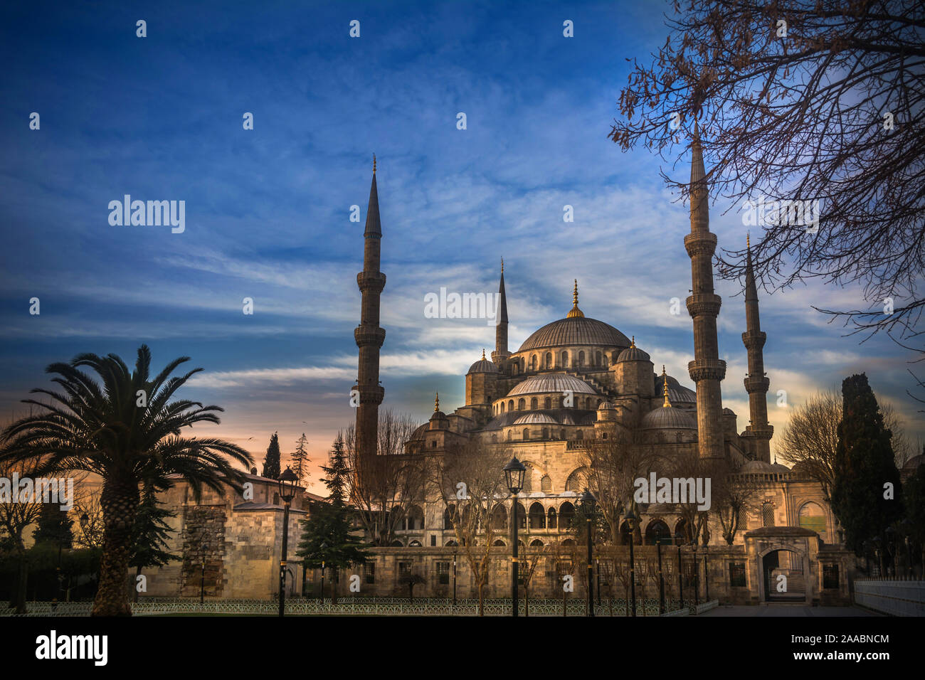 La moschea di Sultanahmet chiamato anche la Moschea Blu alley vista dall'interno e al di fuori di Istanbul, Turchia Foto Stock
