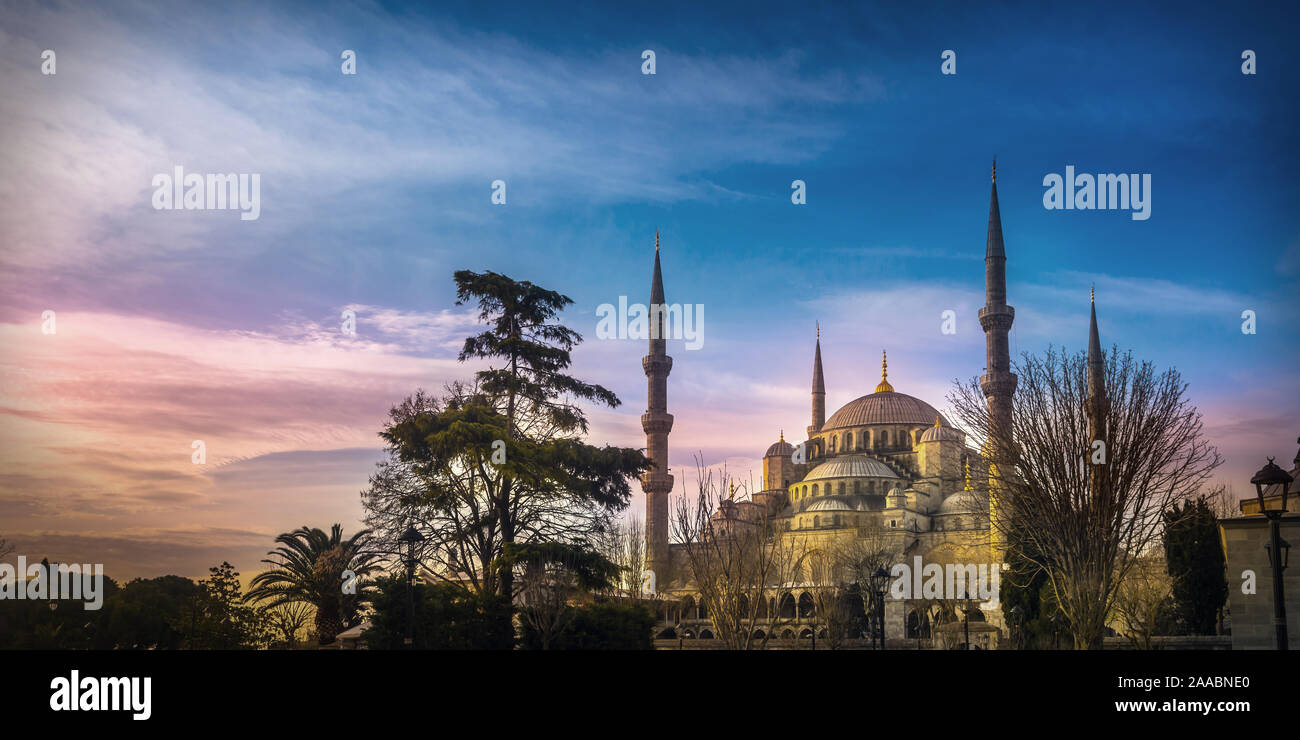 La moschea di Sultanahmet chiamato anche la Moschea Blu alley vista dall'interno e al di fuori di Istanbul, Turchia Foto Stock