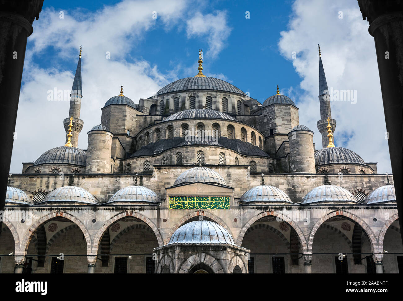 La moschea di Sultanahmet chiamato anche la Moschea Blu alley vista dall'interno e al di fuori di Istanbul, Turchia Foto Stock