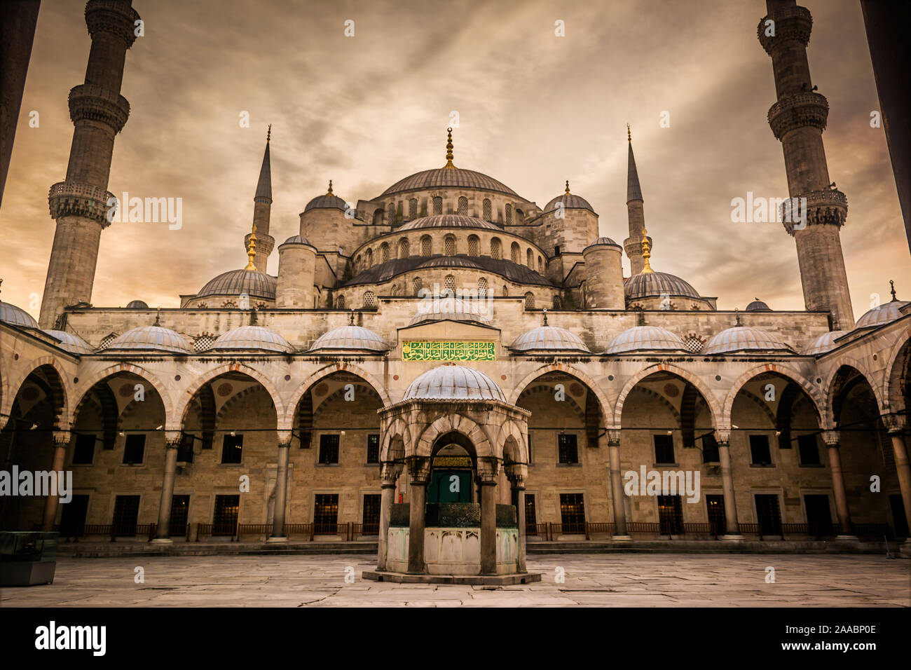 La moschea di Sultanahmet chiamato anche la Moschea Blu alley vista dall'interno e al di fuori di Istanbul, Turchia Foto Stock