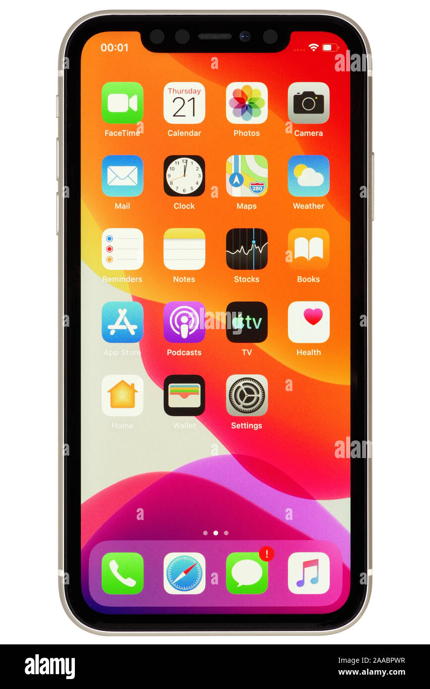 Koszalin, Polonia - 25 Novembre 2019: Argento iPhone 11 6,1 pollici su uno sfondo bianco. L'iPhone XR è smart phone con multi touch screen prodotto b Foto Stock