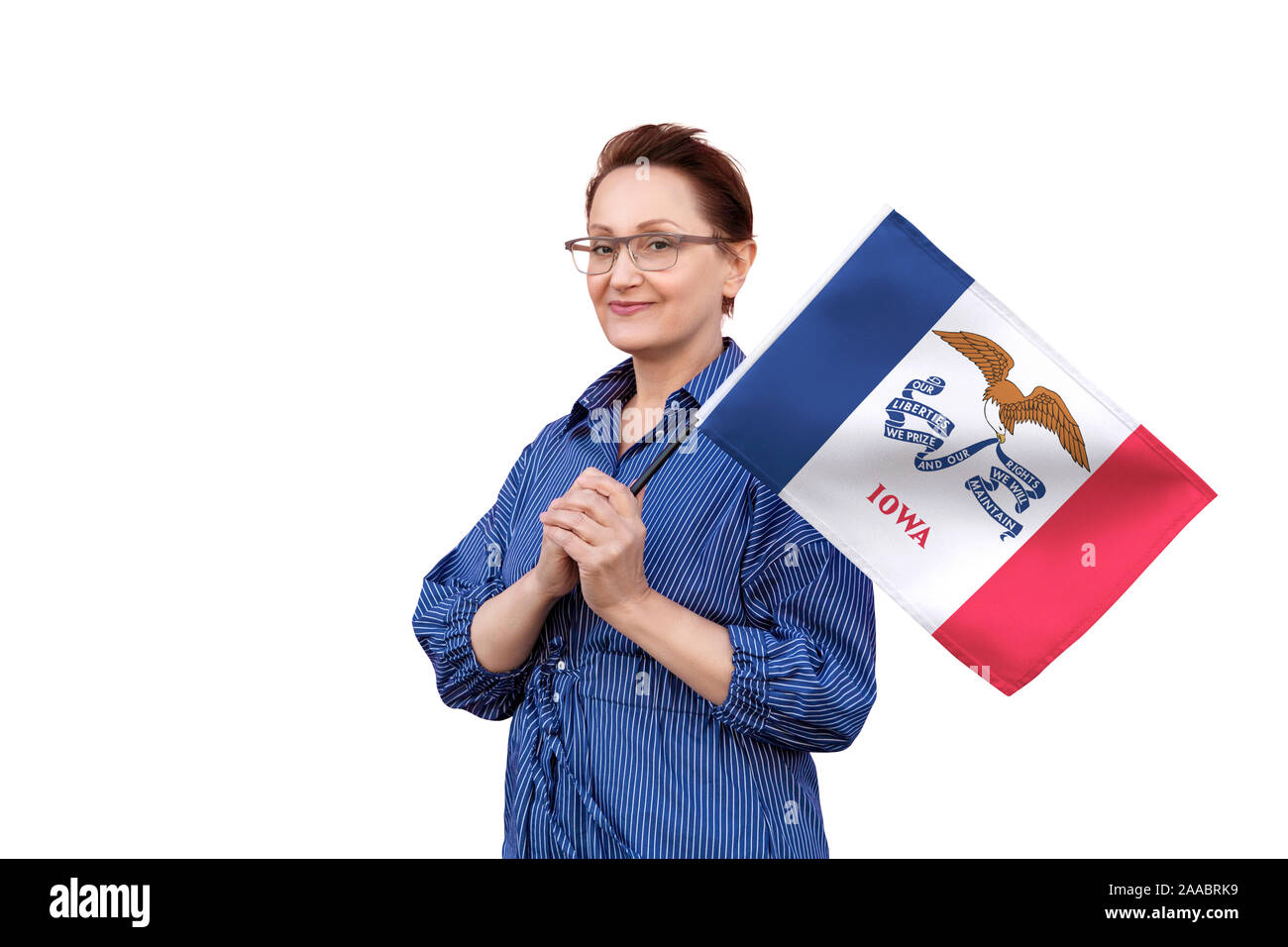 Iowa bandiera. Donna che mantiene Iowa State flag. Bel ritratto di mezza età lady 40 50 anni tenendo un grande bandiera isolati su sfondo bianco. Foto Stock