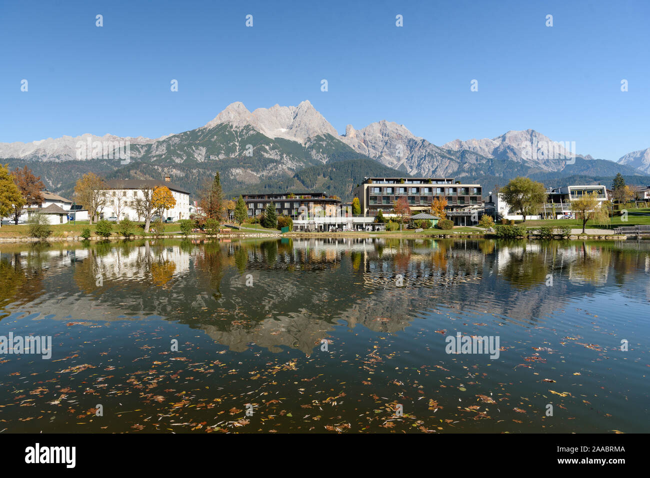 Ritzensee, Saalfelden, Salisburgo/Austria, Ottobre 26, 2019: vista la natura bagno a Ritzensee con picchi di Steinernes Meer riflettendo in th Foto Stock