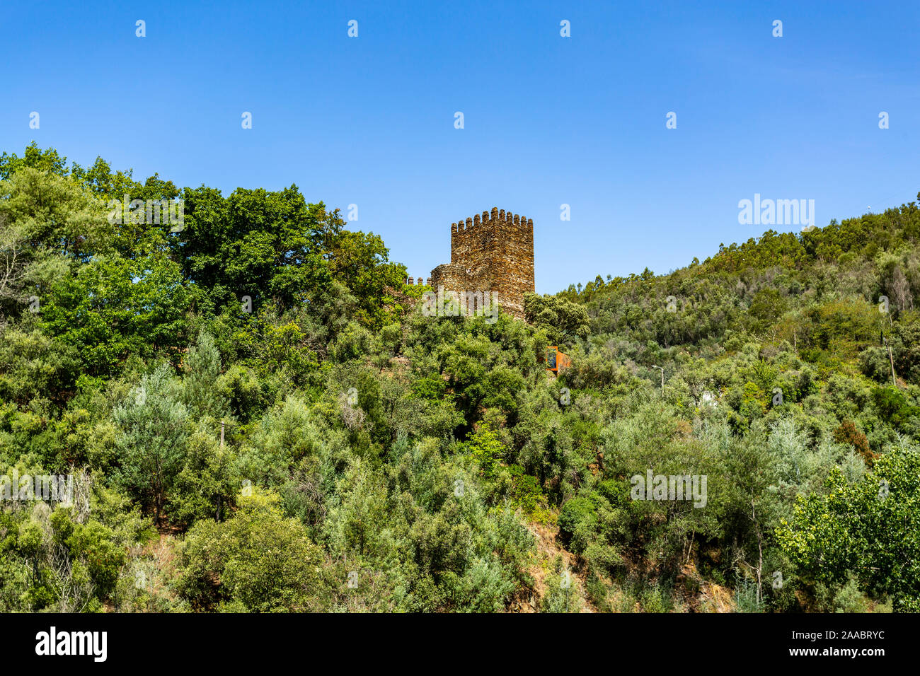 Vista della Torre di mantenere del medievale castello (XI secolo di Lousa o Arouce, situato in una profonda valle del Lousa Mountain Range vicino a Coimbra, Cento Foto Stock