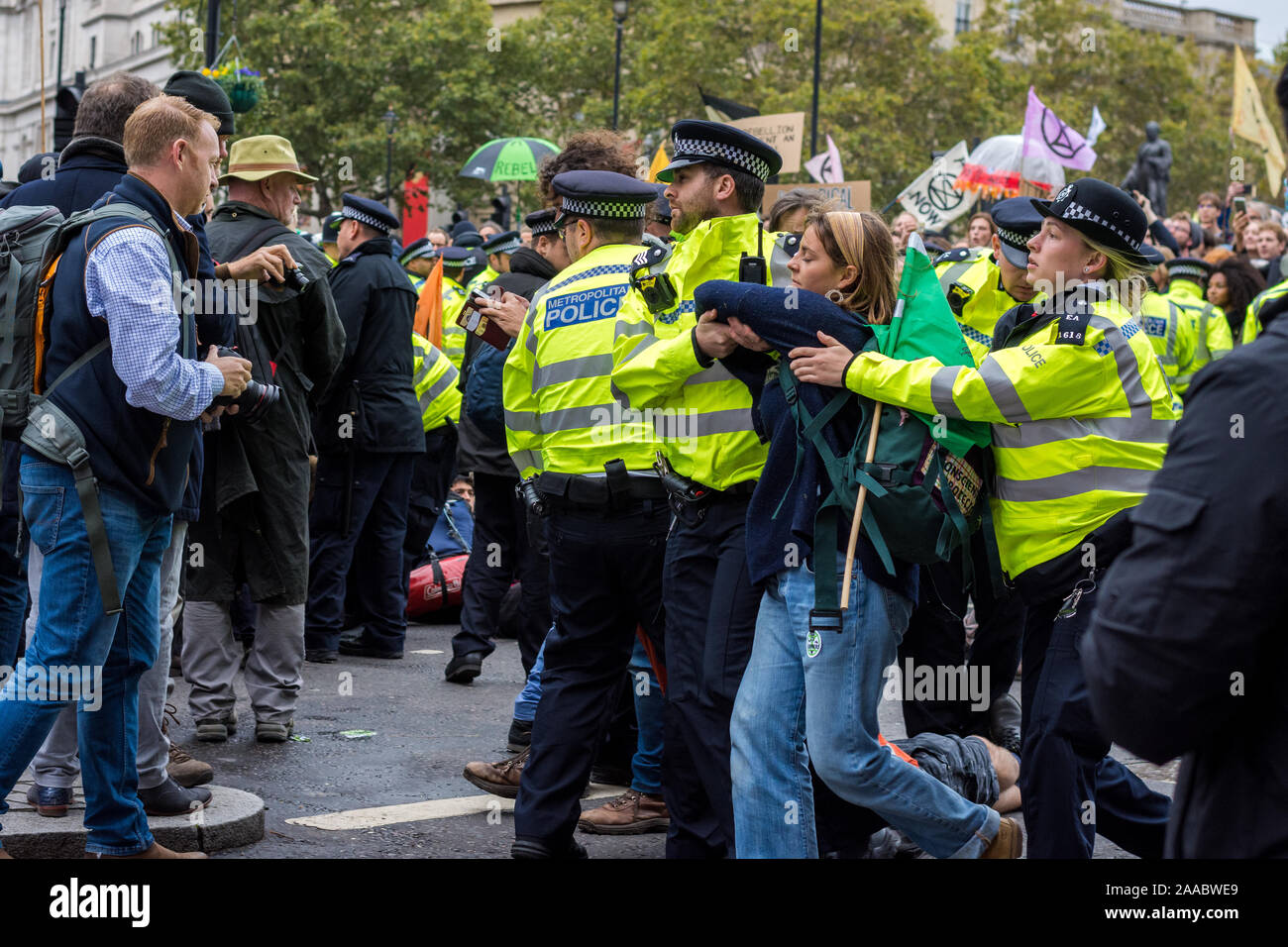 Londra, Inghilterra -Ottobre 11, 2019: estinzione della ribellione protester arrestato dalle forze di polizia in Trafalgar Square Londra Foto Stock