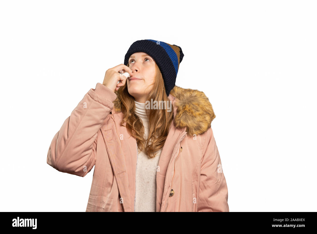 Un malato giovane donna prende uno spray nasale Foto Stock