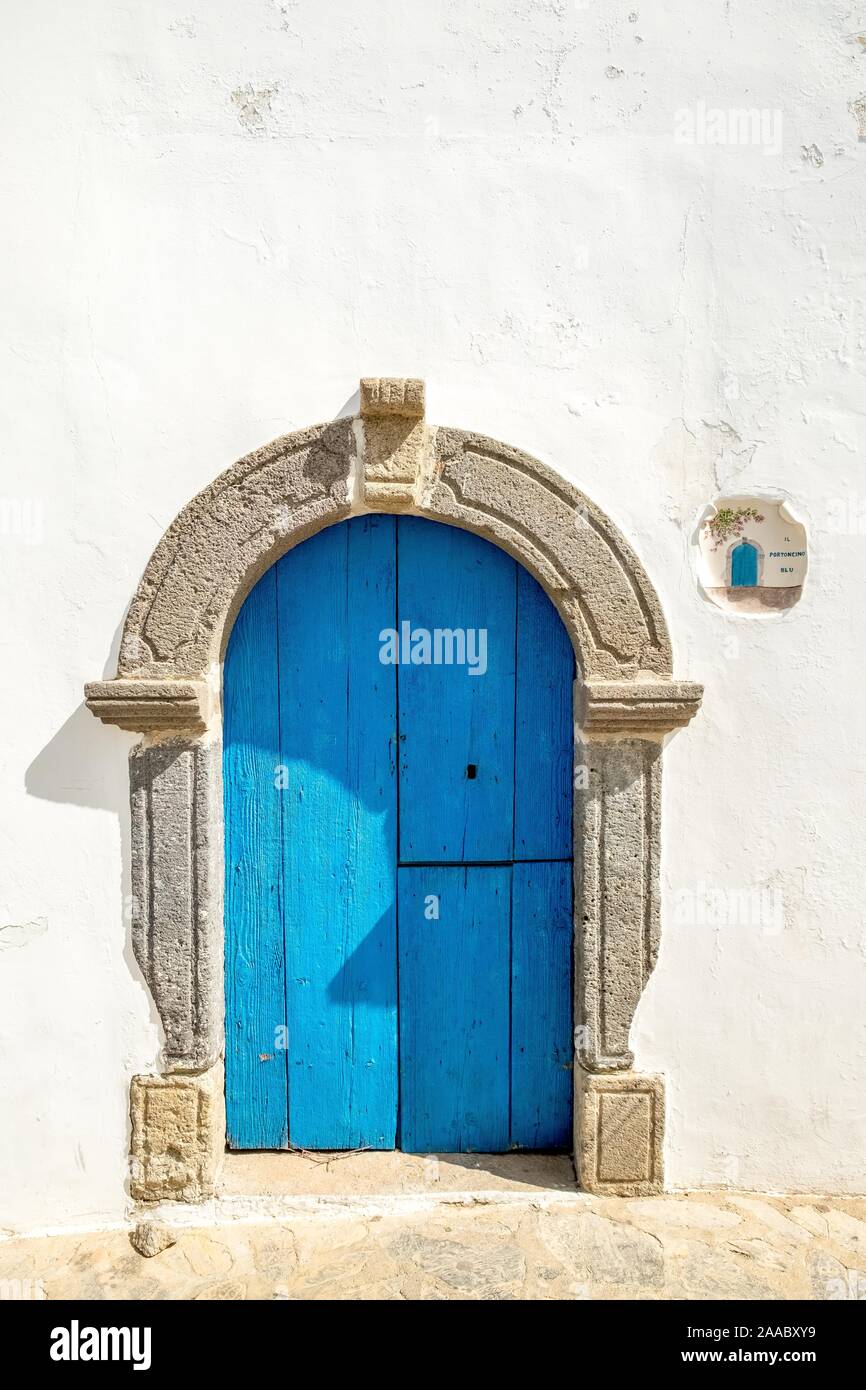 Casa Bianca con parete in legno di colore blu, porta il portoncino blu, Panarea, Liparic Islands, Italia Foto Stock