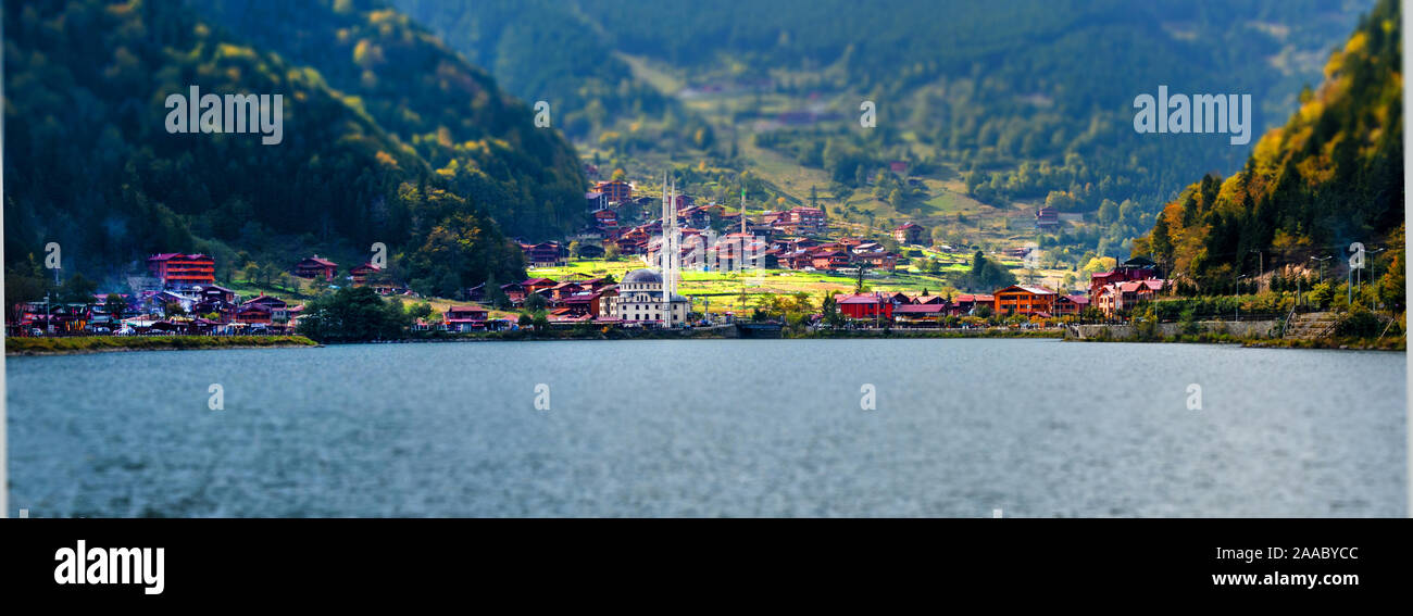 Moschea sul lago di montagna Uzungol, Trabzon, Turchia Foto Stock