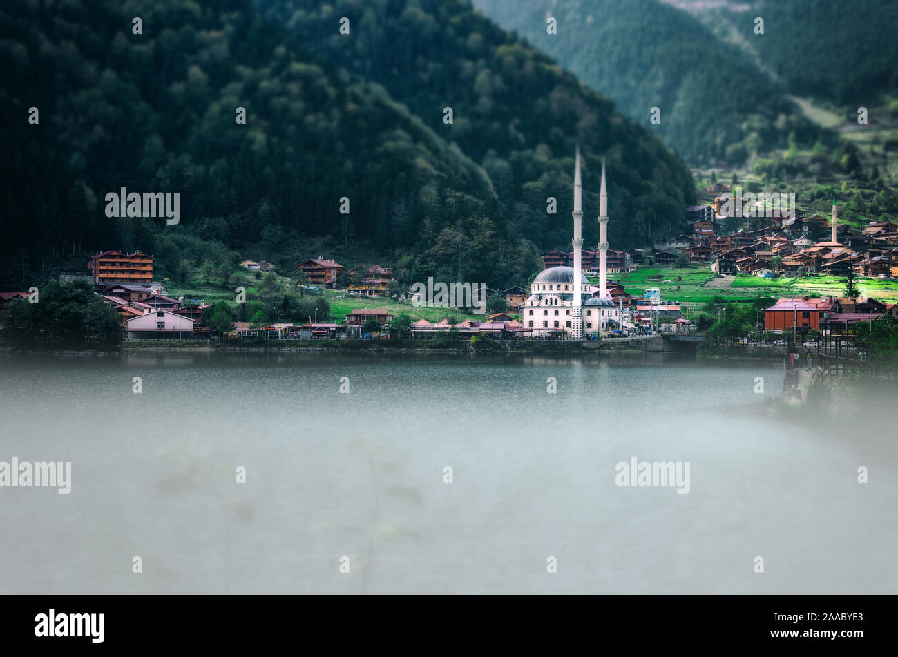 Moschea sul lago di montagna Uzungol, Trabzon, Turchia Foto Stock