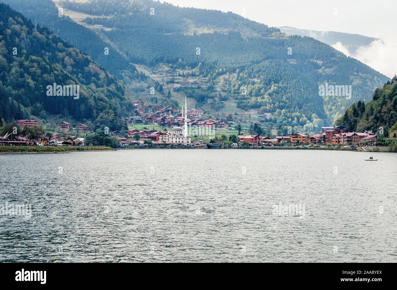 Moschea sul lago di montagna Uzungol, Trabzon, Turchia Foto Stock
