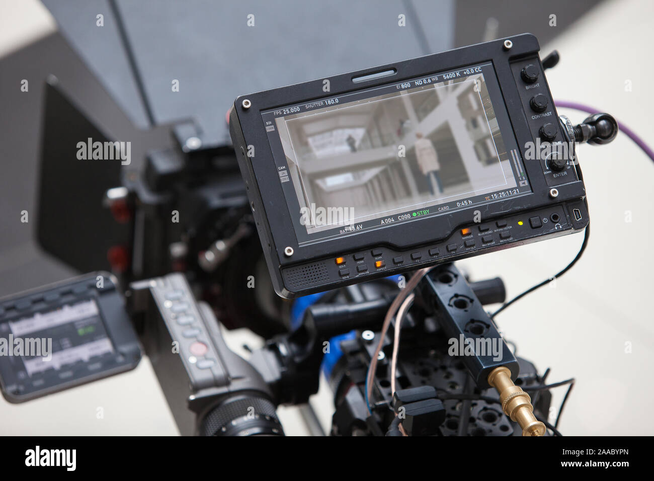 Telecamere sul set, dietro le quinte del film scena, mani dell'operatore Foto Stock
