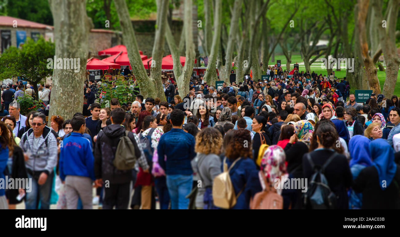 Unidentified i turisti che visitano il Museo Topkapi a Istanbul, come pure una coda presso la biglietteria Foto Stock