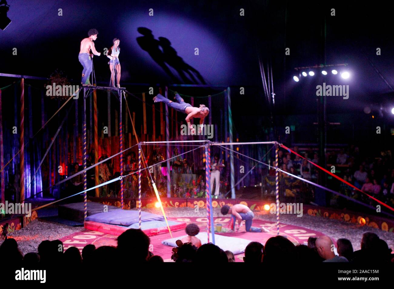 Momenti dal 70's themed Xanadu circus show. Foto Stock