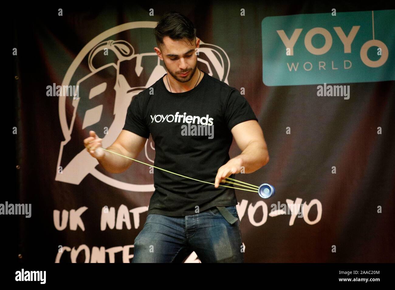 Sam Shamia, da Mill Hill, Londra del nord in competizione per guadagnare il titolo di UK National Yo-Yo Champion 2019 all'UK National Yo-Yo Contest 2019, tenutasi a Foto Stock