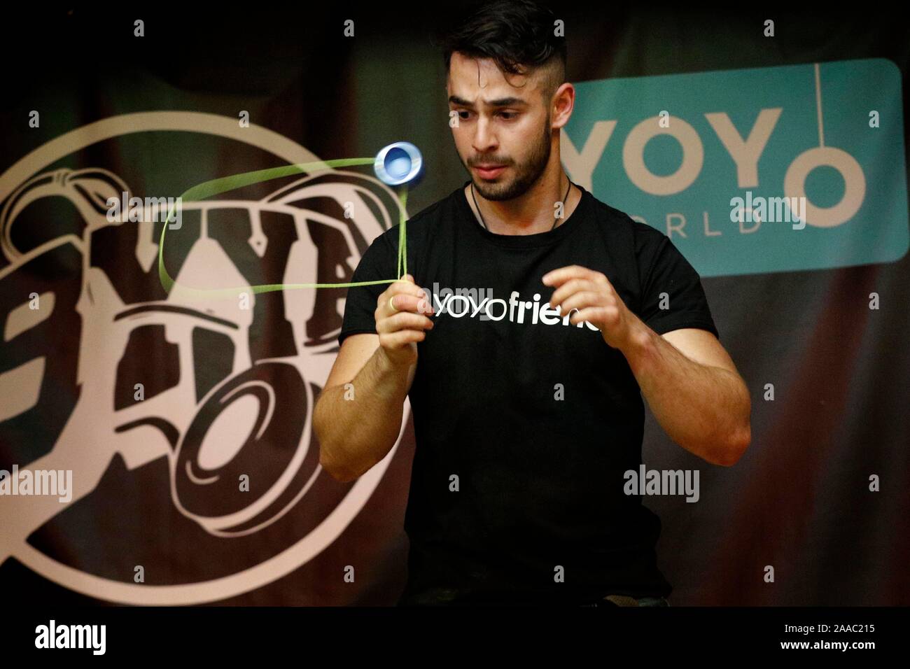 Sam Shamia, da Mill Hill, Londra del nord in competizione per guadagnare il titolo di UK National Yo-Yo Champion 2019 all'UK National Yo-Yo Contest 2019, tenutasi a Foto Stock