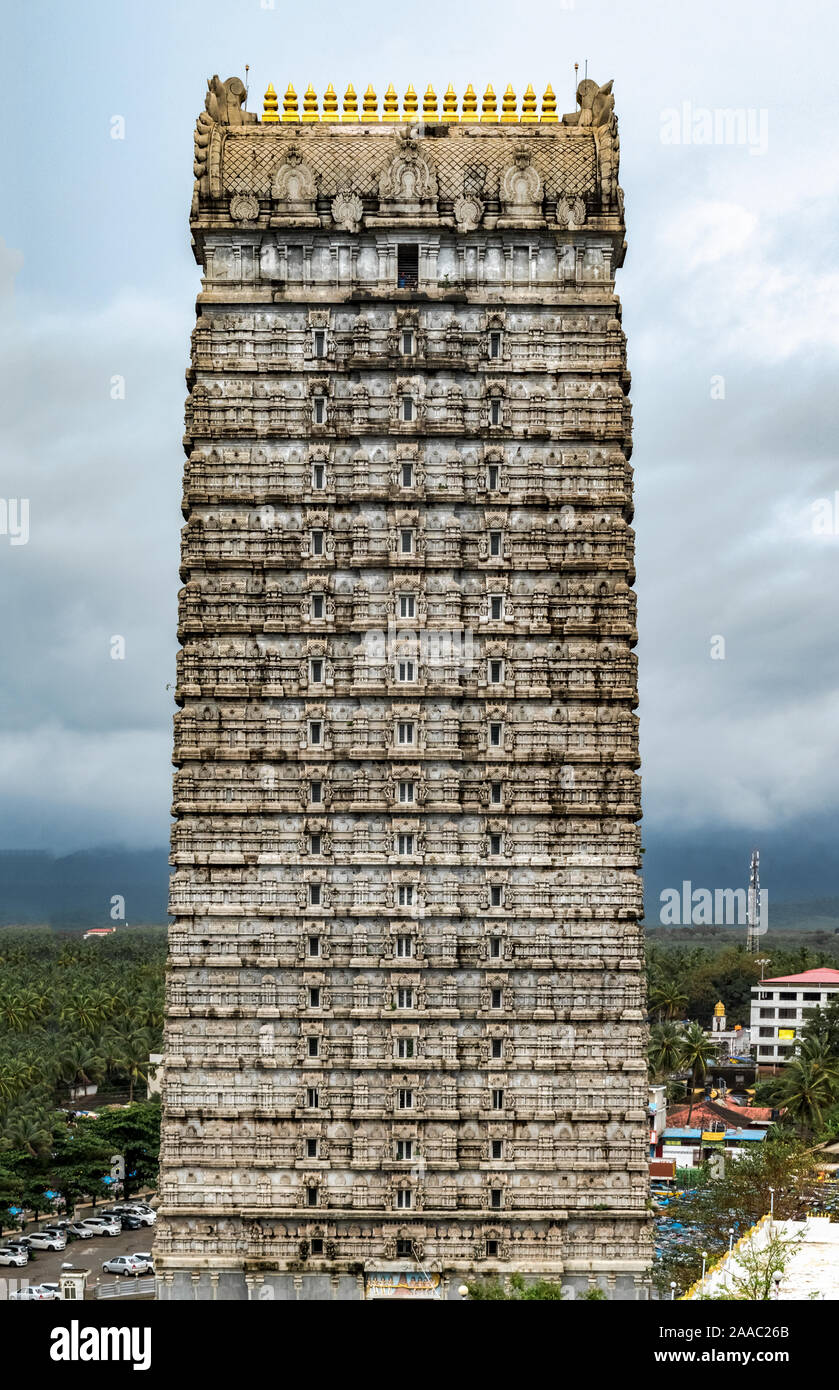 Magnifica 20-Gopuram storeyed all ingresso del Signore Shiva tempio in Murdeshwara costruiti in architettura dravidico medievale di India del Sud. - Immagine Foto Stock