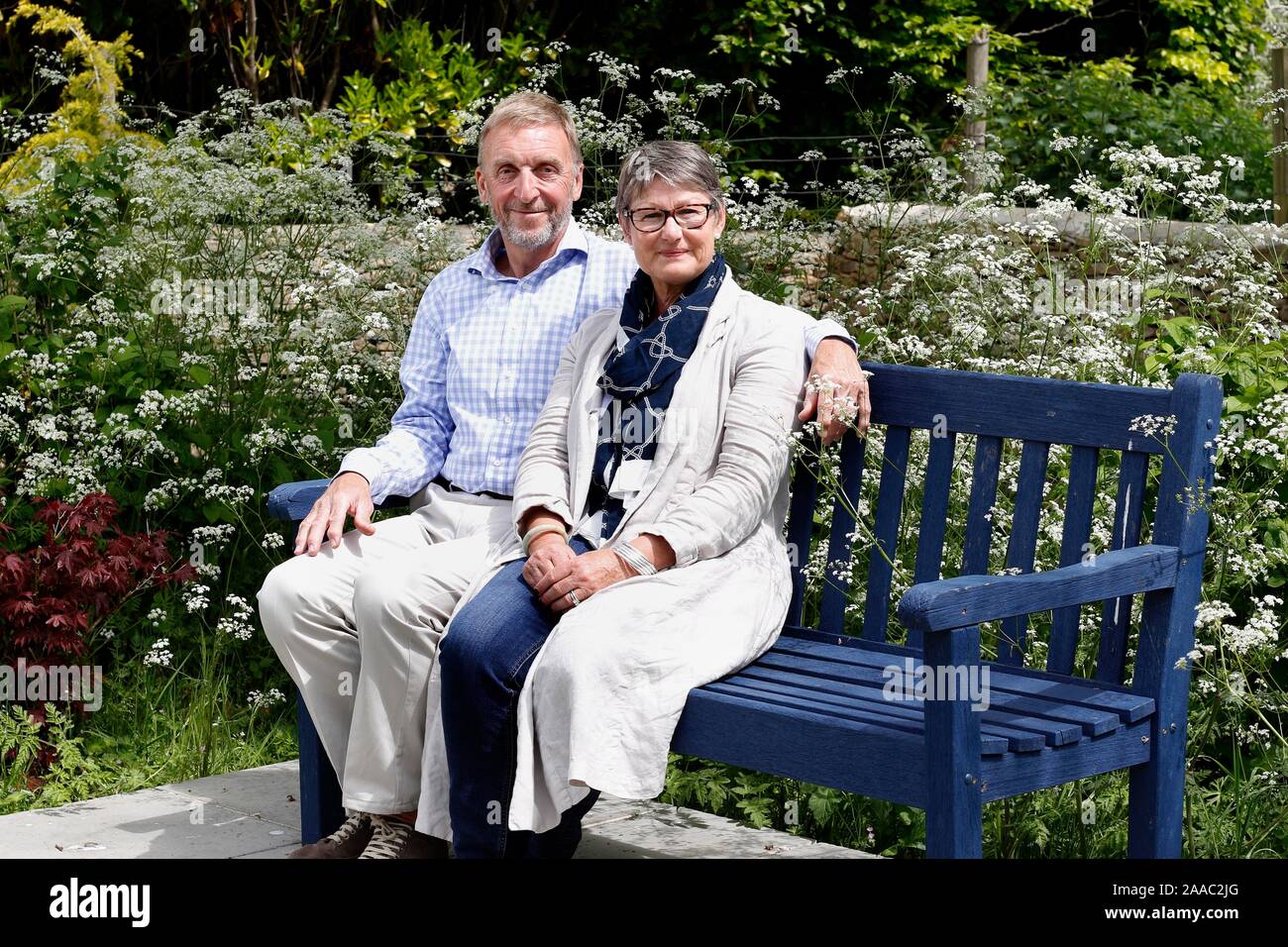 Signora Delia Thornton, con suo marito Maresciallo dell'aria(ritirato) Sir Barry nel giardino della loro casa vicino a Cirencester. Foto Stock