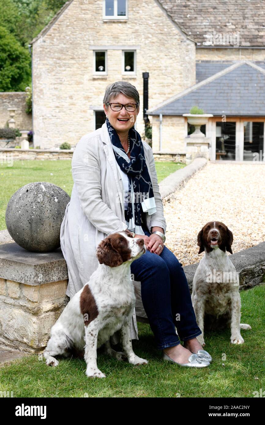 Signora Delia Thornton con i suoi cani a casa vicino a Cirencester. Foto Stock