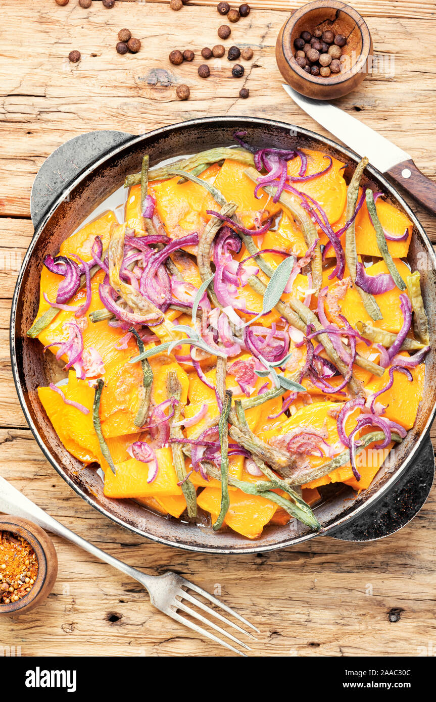 Zucca al forno con cipolla rossa e vigna.legumi stufati Foto Stock