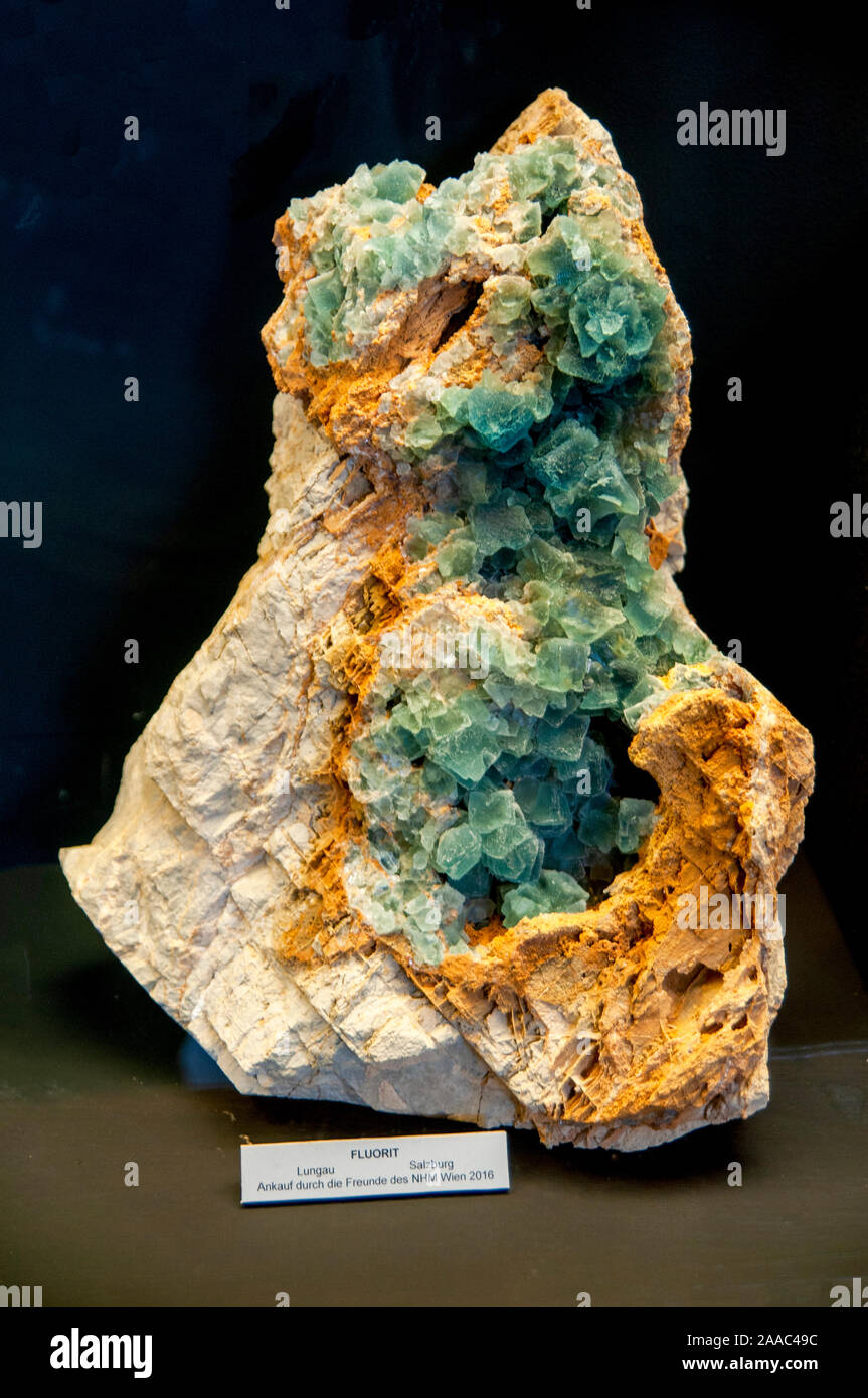 Fluorite (chiamato anche fluorite) è il minerale sotto forma di fluoruro di calcio, CaF2. Essa appartiene all'alogenuro di minerali. Si cristallizza in cubi isometrica Foto Stock