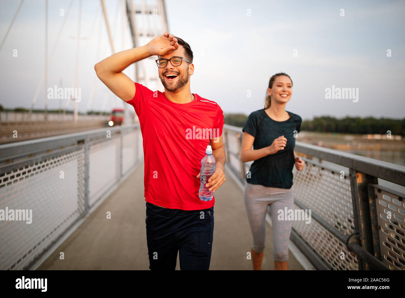 Sport giovane. Giovane uomo e donna jogging all'aperto Foto Stock