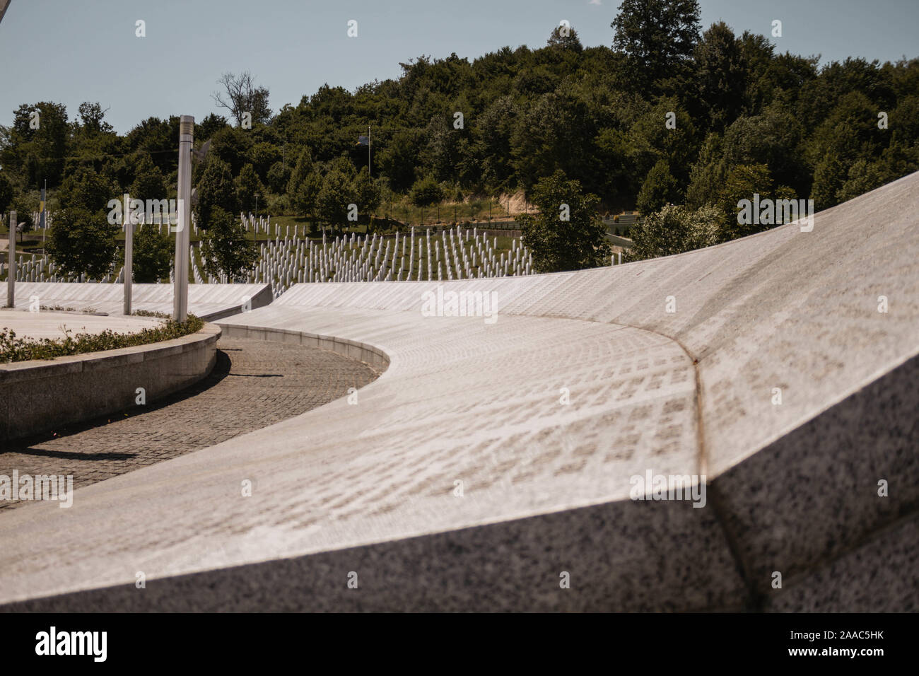 Srebrenica, 7. Aprile 2017. Memoriale e cimitero di Srebrenica–Potočari per le vittime del genocidio del 1995. Uomini bosniaci furono giustiziati dall'esercito serbo. Foto Stock