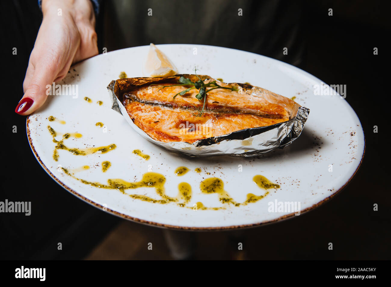 Cotta succosa bistecca di pesce si trova su di un piatto rotondo. Foto Stock