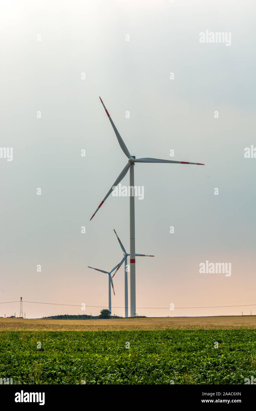 Le turbine eoliche per la generazione di energia in cielo nuvoloso Foto Stock