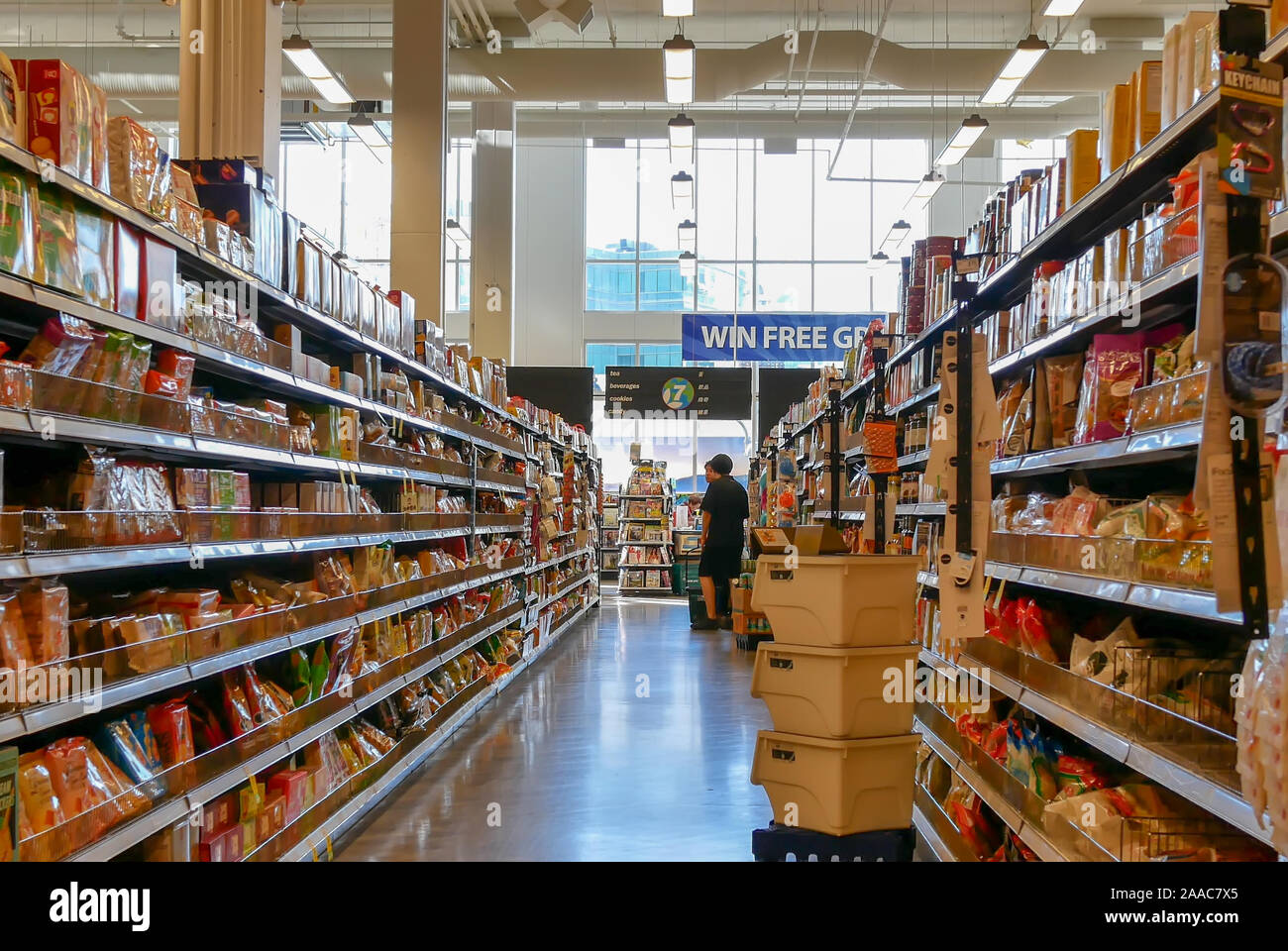 Burnaby, BC, Canada - 09 Maggio 2019 : il movimento di persone che acquistano prodotti alimentari all'interno di price smart foods store Foto Stock