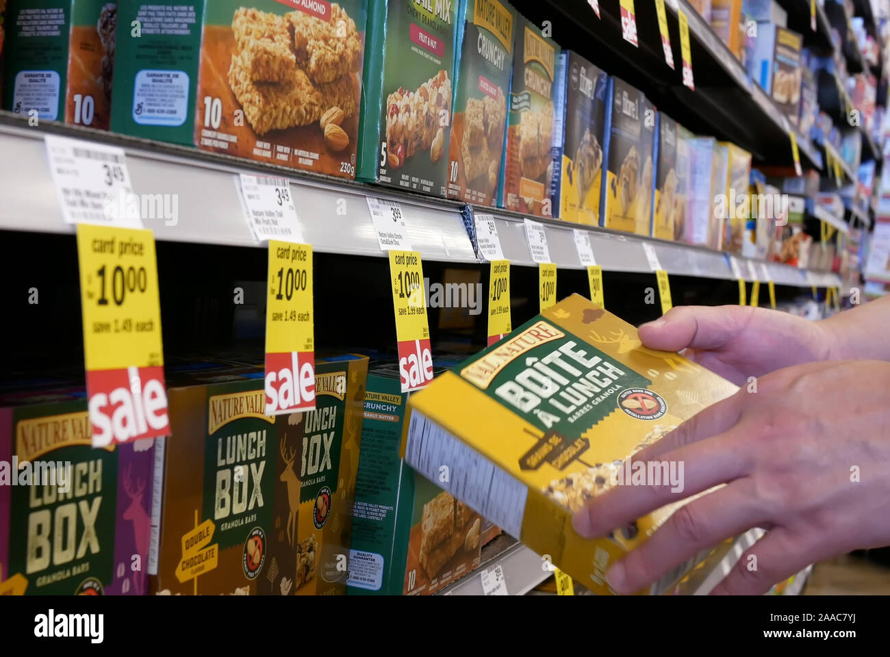 Burnaby, BC, Canada - 09 Maggio 2019 : il movimento di persone che acquistano barres granola scatola di pranzo all'interno di price smart foods store Foto Stock