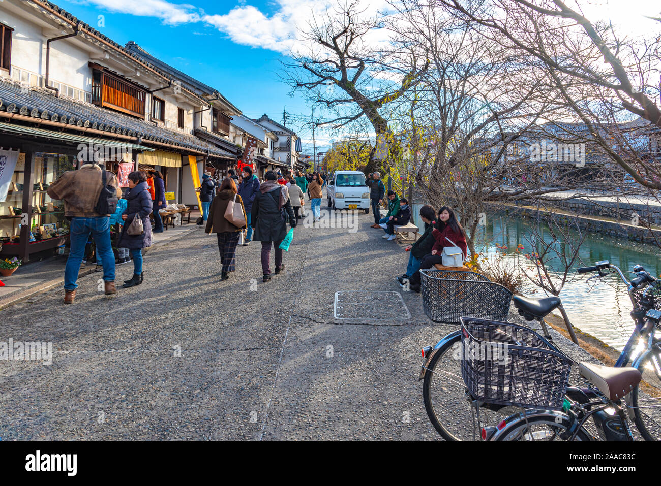 Vista di Kurashiki Bikan quartiere storico. Townscape noto per caratteristicamente giapponese pareti bianche di residenze e gli alberi di salice fodera di banche Foto Stock