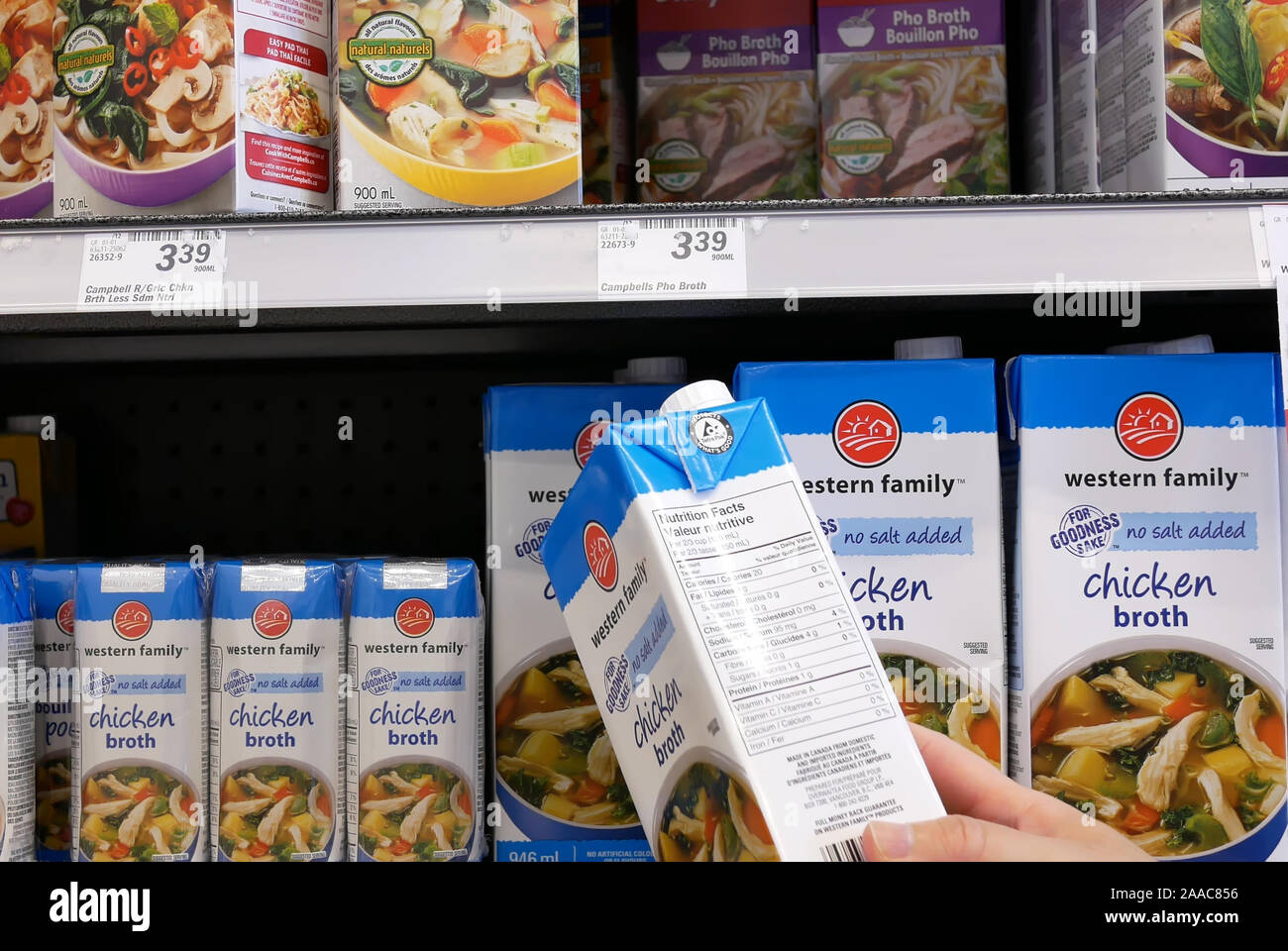 Burnaby, BC, Canada - 09 Maggio 2019 : il movimento di persone che acquistano il brodo di pollo all'interno di price smart foods store Foto Stock