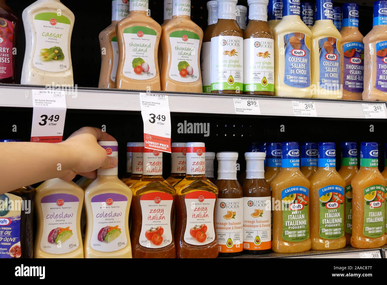 Burnaby, BC, Canada - 09 Maggio 2019 : il movimento di persone che acquistano coleslaw medicazione prezzo interno smart foods store Foto Stock