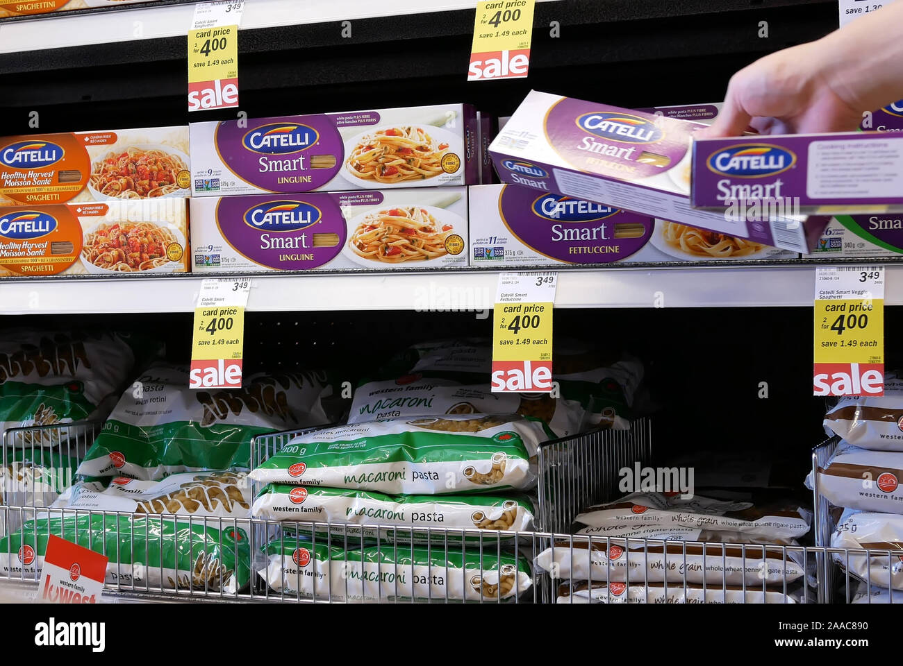 Burnaby, BC, Canada - 09 Maggio 2019 : il movimento di persone che acquistano Catelli smart spaghetti all'interno di price smart foods store Foto Stock
