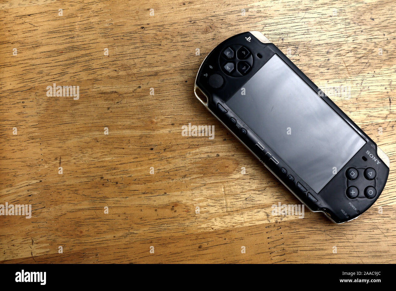 ANTIPOLO City, Filippine - 20 novembre 2019: utilizzato e la vecchia console di gioco portatili su un tavolo. Foto Stock