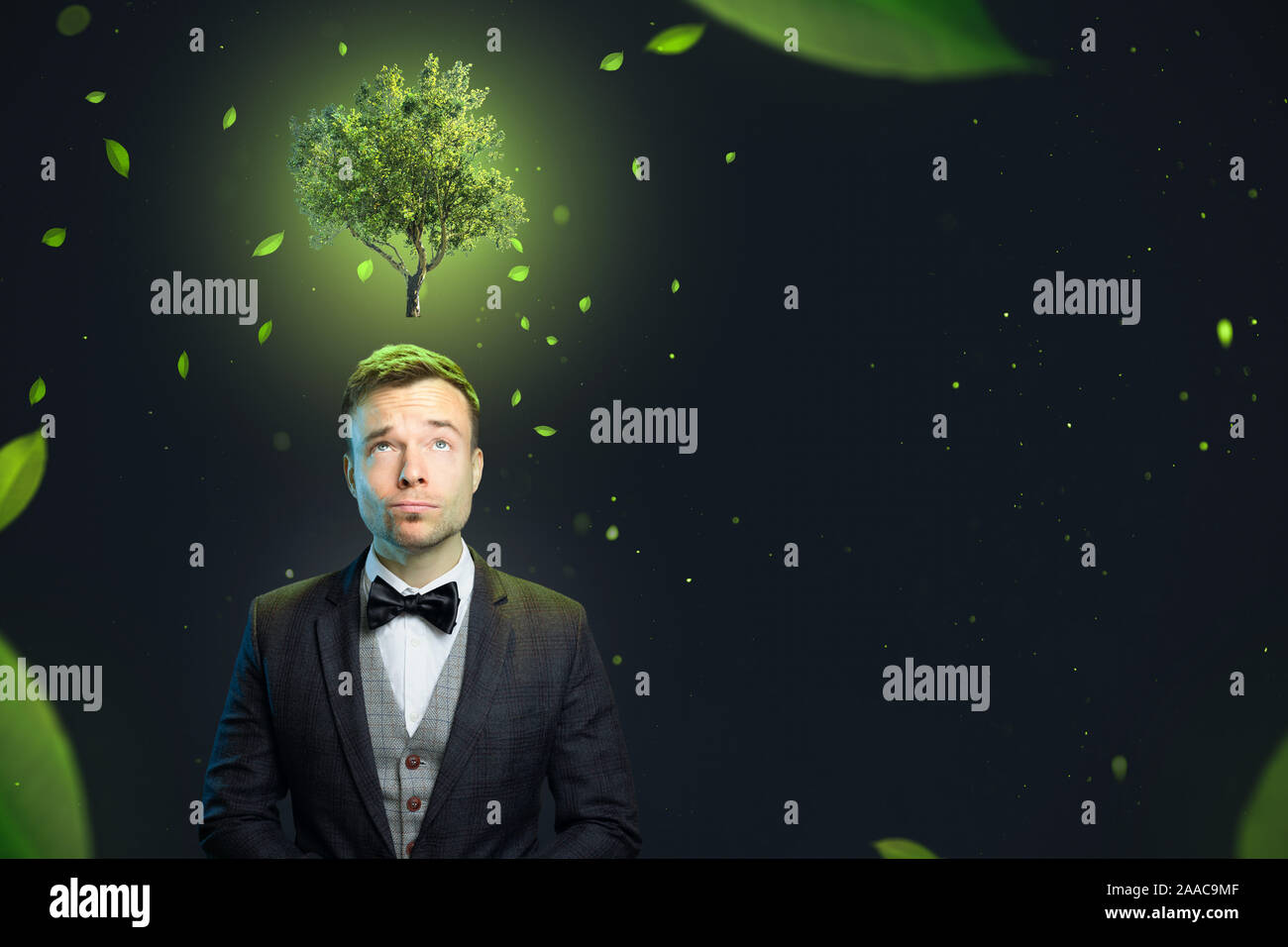 Ben vestito uomo con consapevolezza ambientale Foto Stock