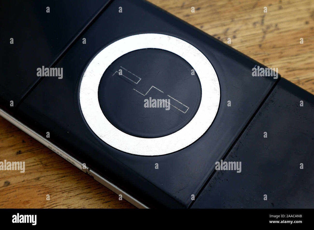 ANTIPOLO City, Filippine - 20 novembre 2019: utilizzato e la vecchia console di gioco portatili su un tavolo. Foto Stock