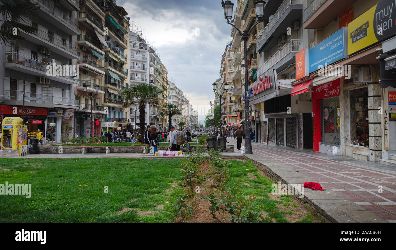 Salonicco, Grecia - Marzo 26, 2017: tipica strada nella città di Salonicco, Macedonia centrale, Grecia Foto Stock