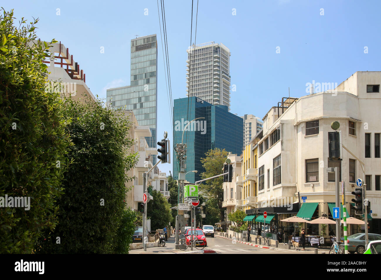 Tel Aviv, Israele. 15 Maggio, 2018. Nel centro di Tel Aviv ci sono grattacieli moderni e case in stile del modernismo classico vicino insieme. Ci sono anche alcuni Bauhaus di edifici di stile. La collezione è conosciuta come la Città Bianca. Esso consiste di circa 4000 edifici, di cui 2000 sono elencati gli edifici. La città bianca è un sito Patrimonio Mondiale dell'UNESCO. Credito: Stephan Schulz/dpa-Zentralbild/ZB/dpa/Alamy Live News Foto Stock
