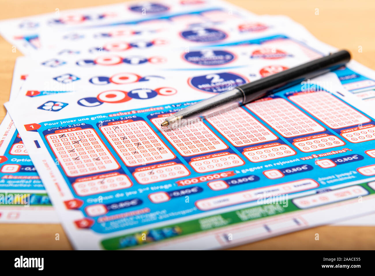 Parigi, Francia - 21 Novembre 2019 : Primo piano francese di griglie di lotto, dalla società FDJ (La Francaise des Jeux) Foto Stock